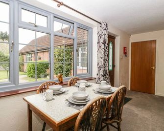 Owls Retreat, Pet Friendly, Character Holiday Cottage In Brean - Weston-super-Mare - Dining room