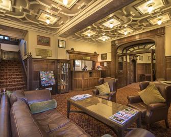 Macdonald Elmers Court Resort - Lymington - Lounge