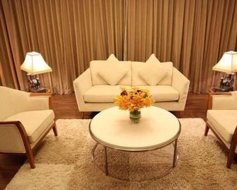 Plaza Sutera Biru Hotel - Kuala Belait - Living room