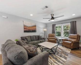 Coastal Casa -Charming 3 Bedroom House - Gulfport - Sala de estar