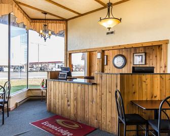 Econo Lodge Inn & Suites - Kalispell - Front desk