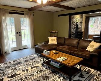 Cozy Home With Fire Place 10 Mins From Hunter Mountain - Palenville - Living room