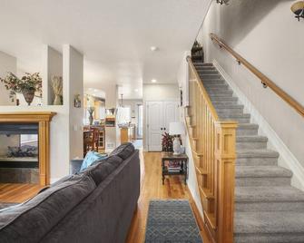 2 Bed/2 Bath, Steps To Sloans Lake, 5 Min Downtown Denver, Pets Ok, Fenced Yard - Denver - Living room
