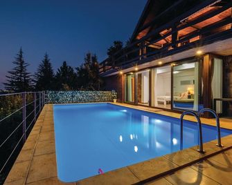 Beautiful home in Samobor with kitchen - Samobor - Piscina