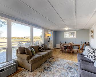 Marsh Walk - Oak Bluffs - Living room