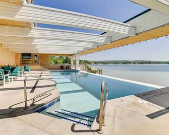 Beachfront Onekama Vacation Rental with Balcony! - Onekama - Pool