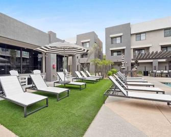 CozySuites Glendale - Westgate with pool! 11 - Glendale - Patio