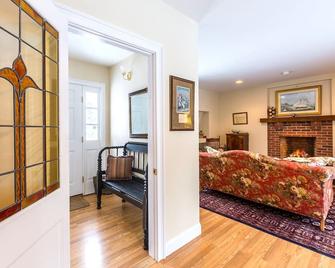 Private Tavern, Hot Tub, 8-Fireplaces, Spa Baths, Fire Pit, Baths Ensuite - Shop or Ski! - Londonderry - Вітальня