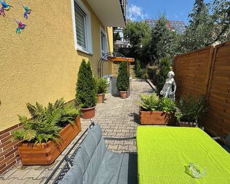 Vacation apartment (50sqm) with balcony and sun terrace in Frickenhausen - Frickenhausen am Main - Patio