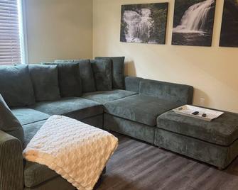 Great rental for anyone on a getaway, or traveling for work! - Boonville - Sala de estar