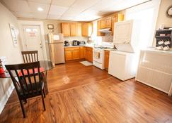 Luxurious, Spacious Apartment. Free Parking, Close By to Highways and Essentials - Waterbury - Kitchen