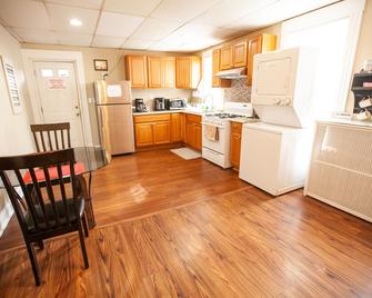 Luxurious, Spacious Apartment. Free Parking, Close By to Highways and Essentials - Waterbury - Kitchen