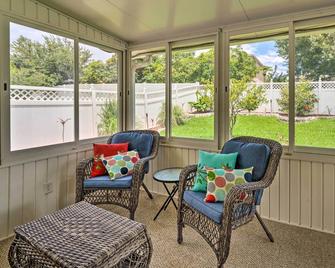 Game Room and Fenced Yard Home Near Disney World! - Haines City - Living room