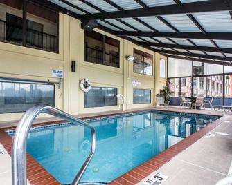 Quality Inn and Suites Morrow Atlanta South - Morrow - Pool