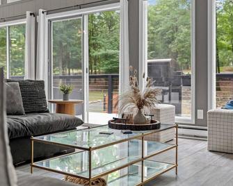 The Evergreen Escape by Avantstay Modern Cabin w/ Volleyball Court & Hot Tub - Stroudsburg - Living room