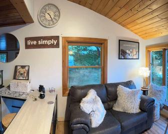 Escape to Bear Cove: Your Cozy Lakeside Getaway on Meddybemps Lake! ️ - Baileyville - Living room