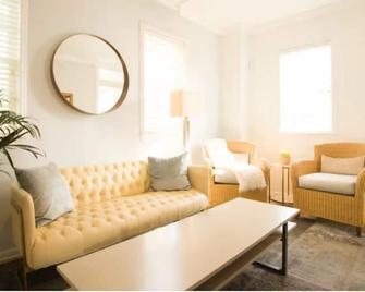 Stylish Downtown Cottage - Prime Historic Location - Beaufort - Living room