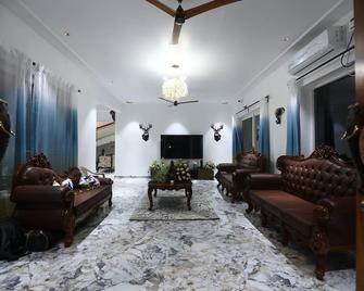 Poorna Farmhouse5bhkpooljacuzziacluxurious - Shankarpalli - Lobby