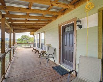 Cozy Medina Vacation Rental in Texas Hill Country - Medina - Balcony