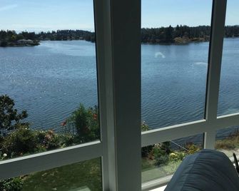 Waterfront eco home. Snowbird Special rates Jan1- Mar30 - Victoria - Balcony