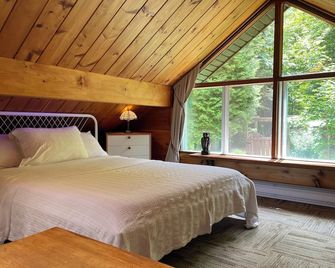 Chalet Rouge Pet friendly ski retreat and lake house in the middle of nature - Morin-Heights - Chambre
