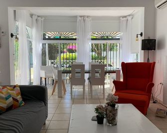 Private heated pool and garden. 2 min walk to beach. Fast EV charger Oct 24. - Elviria - Living room