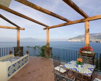 Hotel La Tonnarella - סורנטו - מרפסת