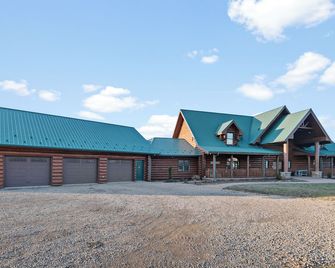 Gorgeous, remote lodge on 100+ acres, 15 min from downtown Indiana - Indiana - Edificio