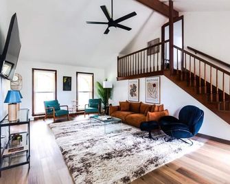 The Retro Lux: Custom Style + Theater Room! - Goose Creek - Salon