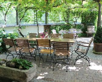 Cozy apartment with a small, romantic balcony with a view of the wine arbor - Sommerach - Innenhof