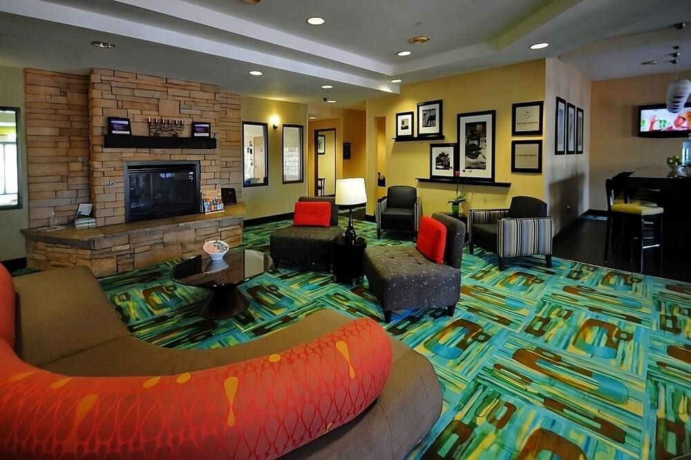 Escape to Glenwood Springs! Indoor Pool, Free Breakfast, Free Parking! - Glenwood Springs - Sala de estar