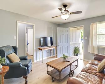 Walk to Eats & Entertainment: Home in Brookhaven - Brookhaven - Wohnzimmer
