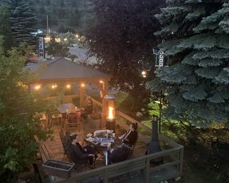 Destination Inn - Radium Hot Springs - Patio