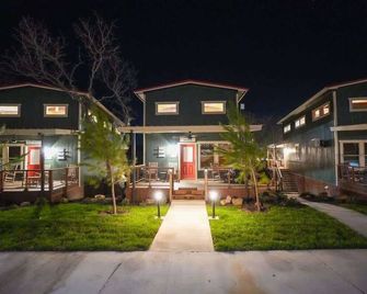 New Modern Lux Cabin Hot Tub Firepit Games - Bridgeport - Building