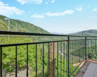 Gorgeous Apartment In Carasco With Kitchen - Carasco - Balcón