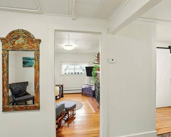 Coastal Cabin - Downtown Historical Log Home - Anchorage - Hallway