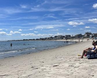 Sunny 2-bedroom beach cottage, walk to beach! - Marshfield - Playa