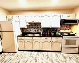 Cozy 1-bedroom apt minutes from everything you need. - Laredo - Kitchen
