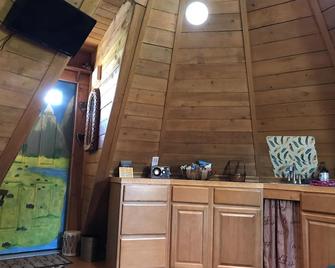 One of a kind stay! Adjacent to180 acre nature park with swimming & pickleball - Cibolo - Kitchen