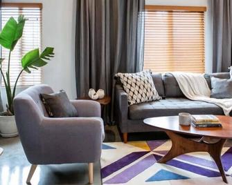 Hotel Royal - Long Beach - Living room