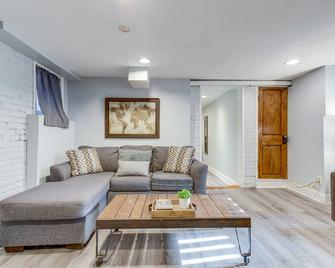 1 Mi to Coors Field Cozy Denver Studio with Patio! - Denver - Sala