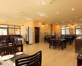 Charekh Food & Forest Resort - Kotdwāra - Restaurant