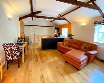 Upper Stables Apartment - 2 bed, first floor apartment in great location close to the sea. - Torquay - Living room