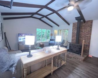 Cozy Creek Cabin Near Highlands, NC: Relax or Adventure - You Choose! - Highlands - Living room