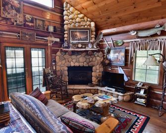 3 Bedrooms • 2 Bathroom • Sleeps 6 (Possible 8 With Air Mattress) - Hayward - Wohnzimmer