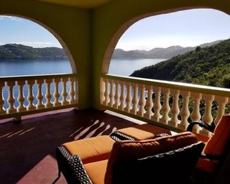 Secluded Bed & Breakfast Villa overlooking Magens Bay and minutes from the beach - Saint Thomas Island - Balcony