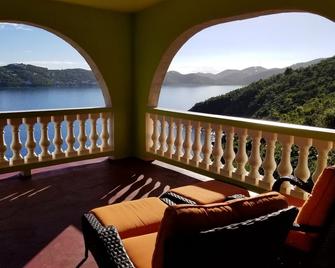 Secluded Bed & Breakfast Villa overlooking Magens Bay and minutes from the beach - Saint Thomas - Balkon