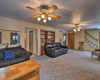 Waterfront Fond du Lac Home on DeNeveu Lake! - Fond du Lac - Living room