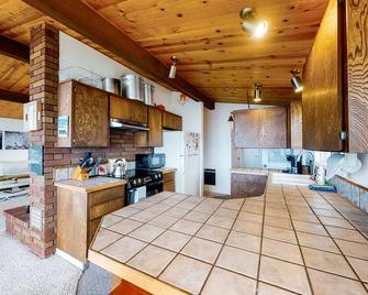 Oceanfront House with Private Hot Tub & Beach Access - Dog-Friendly - Yachats - Kitchen
