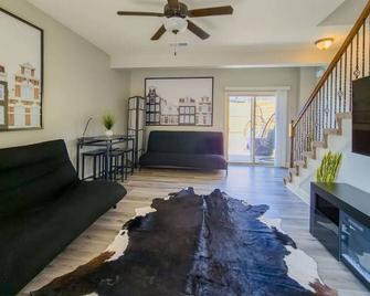 Home Away from Home Close to KCI Airport, Weston - Platte City - Living room
